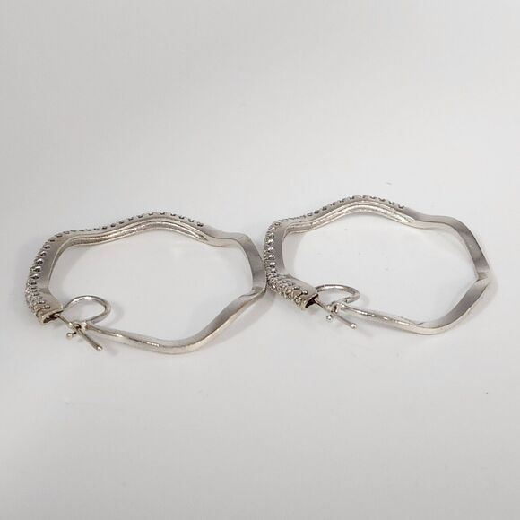 Elegant Wavy 18k White Gold Diamonds Hoop Earrings - Picture 4 of 10